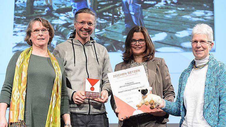 Zeichen setzen - Den Preis des Lernwerk Volkersberg überreichte Martina Reinwald (links) an die Vertreter der Kinder- und Jugendfarm Würzburg: (von links) Axel Demmel, Annette Schäfer, Renate Zimmermann. Zeichen setzen - Den Preis des Lernwerk Volkersberg überreichte Martina Reinwald (links) an die Vertreter der Kinder- und Jugendfarm Würzburg: (von links) Axel Demmel, Annette Schäfer, Renate Zimmermann.
