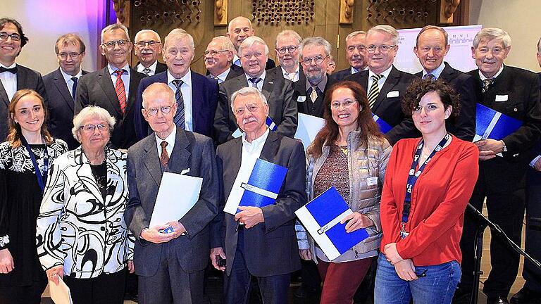 Ehrung: Sie haben vor 50 Jahren ihren Abschluss an der Würzburger Uni gemacht. Die Jubilare mit (hinten v.l.) Uni-Vizepräsident Baris Kabak, Präsident Alfred Forchel, Alumni-Vereinsvorsitzendem Theodor Berchem (5.v.l.) und den beiden Gestalterinnen der Urkunden (vorne rechts und links).