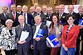 Ehrung: Sie haben vor 50 Jahren ihren Abschluss an der Würzburger Uni gemacht. Die Jubilare mit (hinten v.l.) Uni-Vizepräsident Baris Kabak, Präsident Alfred Forchel, Alumni-Vereinsvorsitzendem Theodor Berchem (5.v.l.) und den beiden Gestalterinnen der Urkunden (vorne rechts und links).
