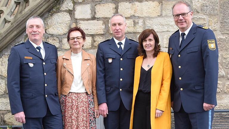 Der eine geht in den Ruhestand, der andere muss jetzt für ihn arbeiten. Der Amtswechsel an der Polizeiinspektion Mellrichstadt wurde in Ostheim gefeiert, und mit von der Partie waren (von links) Elmar und Karin Hofmann, Thomas und Tanja Reubelt sowie Polizeipräsident Detlev Tolle. Der eine geht in den Ruhestand, der andere muss jetzt für ihn arbeiten. Der Amtswechsel an der Polizeiinspektion Mellrichstadt wurde in Ostheim gefeiert, und mit von der Partie waren (von links) Elmar und Karin Hofmann, Thomas und Tanja Reubelt sowie Polizeipräsident Detlev Tolle.