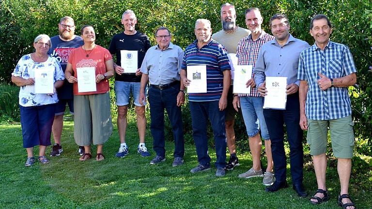 Zusammen mit den Spendenempfängern stellte sich Willi Schmelz zu einem Erinnerungsfoto (von links): Marita Rönninger, Ehepaar Wiesmann, Andreas Freund, Willi Schmelz, Karl-Heinz Vogel, Matthias Kern, Volker Herold, Constantin Frings und Stefan Endrich.