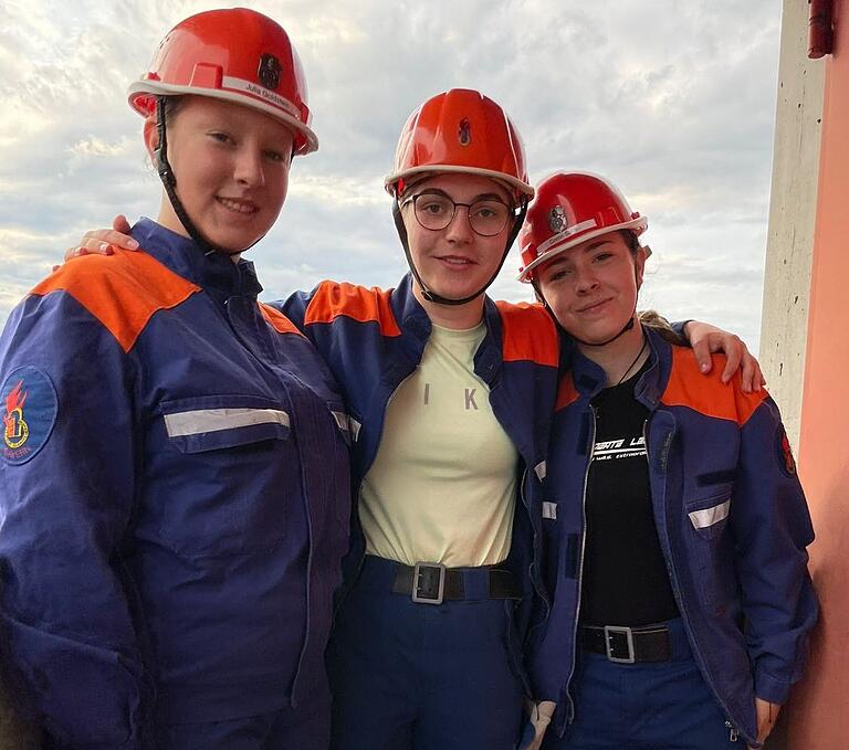 Die &quot;Feuerwehrmädels Stetten&quot; (von links) Julia Goldstein, Theresa Harzer und Corrin Saurs auf dem Feuerwehrturm in Karlstadt. Das Foto wurde bei der letzten Übung aufgenommen, bevor Theresa für ein Jahr in die USA ging.