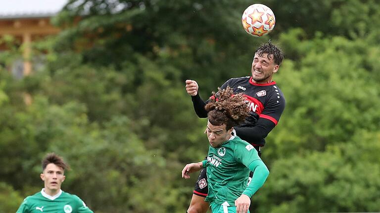 Testspieler Tim Latteier springt in dieser Szene höher als der Fürther Jorden Aigboje.