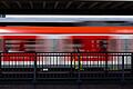 S-Bahn München       -  Vier junge Menschen sehen, wie der Mann stürzt. Sie retten ihn von der Bahnsteigkante. (Symbolbild)