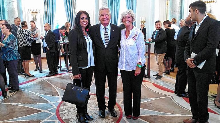 Bundespräsident Joachim Gauck umarmte Sina Satat und Maruška Hofmann-Šircelj nach der Ordensverleihung im Schloss Bellevue. Bundespräsident Joachim Gauck umarmte Sina Satat und Maruška Hofmann-Šircelj nach der Ordensverleihung im Schloss Bellevue.