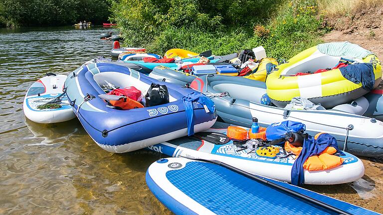 Schlauchboote über Schlauchboote: Der Altmain bei Nordheim am letzten Juli-Samstag.