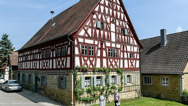 Im Kirchenburgmuseum in Mönchsondheim (Lkr. Kitzingen) kann man die Besonderheiten fränkischer Ortschaften studieren.&nbsp;Das Rathaus war der Mittelpunkt des fränkischen Dorfes.