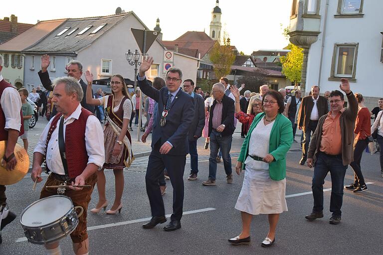 Viele beteiligten sich wieder am traditionellen Einmarsch ins Festzelt, der am Rathaus begann und durch die Innenstadt führte.