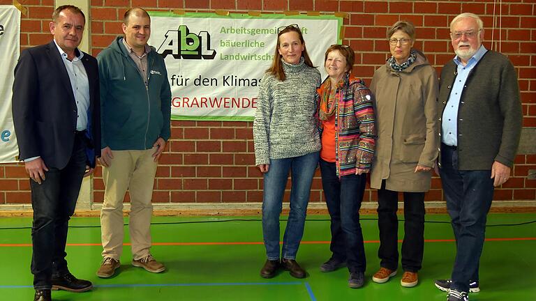 In der Mehrzweckhalle Unterpleichfeld von links: Bürgermeister Alois Fischer, Pastoralreferent Florian Meier von der Katholischen Landjugendbewegung Bergtheim, Edith Sachse und Jutta Bandorf (AbL), Mitorganisatorin Ursula Arras und Referent Hans Fischer aus Schwebheim.