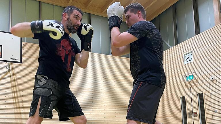 Dominik (links) ist übers Kickboxen zum Historischen Schwertkampf gekommen und bringt seinen Mitstreitern in der Kitzinger Siedlungs-Grundschule seine Herzdisziplin näher.