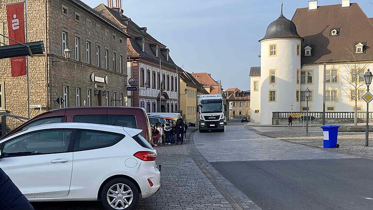 Eine gefährliche Situation auf der Balthasar-Neumann-Straße in Wiesentheid: Parkende Autos versperren den Weg.