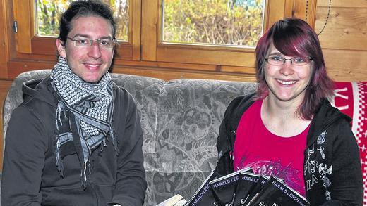 Buchautoren: Die Astrophysikstudenten Judith Selig und Florian Schlagintweit haben zusammen mit Studienkollegen und ihrem Professor Harald Lesch ein Buch über das Higgs-Teilchen herausgegeben.