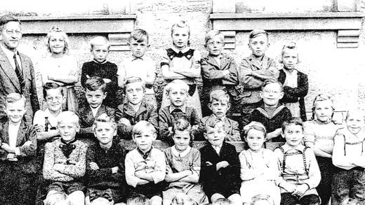 Große Kinderschar: die Volksschulklasse von Holger Eisentraut.