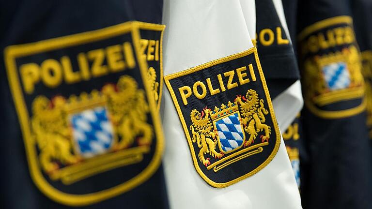 Blaue Uniformen für bayerische Polizei       -  Die Polizisten in Bayern schieben einen Berg von Überstunden vor sich her. Nach den Einsparungen im vergangenen Jahrzehnt wird das Personal längst wieder schrittweise aufgestockt.