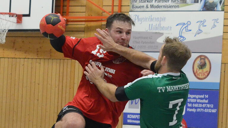 Handball Bezirksoberliga, TSV Partenstein - TV Marktsteft am Samstag, 26. September 2020 in der Heuberghalle Frammersbach: links Mike Haberberger (Partenstein), rechts Dennis Schmidt (Marktsteft)