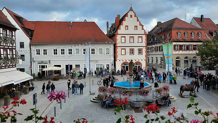 Der Volkacher Marktplatz. Der Volkacher Marktplatz.