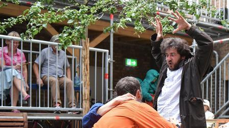 Laienschauspieler spielen Shakespeares 'Sturm'       -  Auf der Bühne: Bulgarische und deutsche Laienschauspieler bei der Generalprobe zu dem Theaterstück «Sturm» von William Shakespeare, in der Hauptrolle Limeik Topchi (rechts).