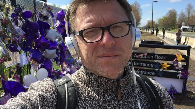 Abschied von Prince       -  Selfie am Zaun von Paisley Park: Patrick Obrusnik in Chanhassen, Princes Wohnort bei Minneapolis.