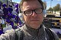 Abschied von Prince       -  Selfie am Zaun von Paisley Park: Patrick Obrusnik in Chanhassen, Princes Wohnort bei Minneapolis.