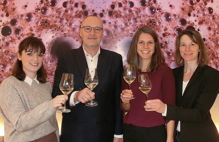 Die Organisatoren und Botschafter der Nacht der offenen Weinkeller (von links): Nina Schmale (Juliusspital), Bernd van Elten (Hofkeller), Esther Müller (Weingut am Stein) und Nancy Boy (Bürgerspital). Die Organisatoren und Botschafter der Nacht der offenen Weinkeller (von links): Nina Schmale (Juliusspital), Bernd van Elten (Hofkeller), Esther Müller (Weingut am Stein) und Nancy Boy (Bürgerspital).