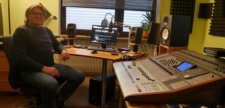 In seinem Regieraum bastelt Tontechniker Manuel Lücht aktuell an seiner eigenen CD. Er hofft jedoch, dass er bald wieder Musiker und Bands in seinem Studio begrüßen kann. In seinem Regieraum bastelt Tontechniker Manuel Lücht aktuell an seiner eigenen CD. Er hofft jedoch, dass er bald wieder Musiker und Bands in seinem Studio begrüßen kann.