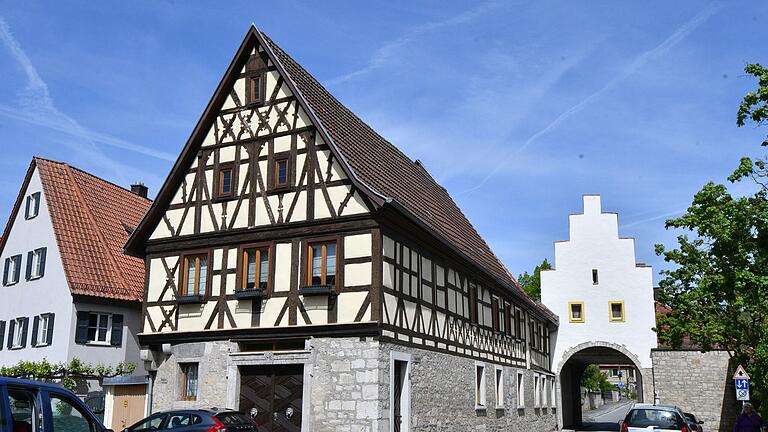 Im sogenannten Benkertshaus in Sommerhausen lebten bis 1879 die Eltern der jüdischen Publizistin und Sozialwissenschaftlerin Johanna Stahl.