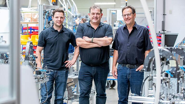 Etliche Unternehmen investieren derzeit in die elektrische Antriebstechnologie. Davon profitiert auch IFSYS in Großbardorf. Zur Freude der Firmenleitung (von links): Sebastian Demar, Rigobert Zehner und Adelbert Demar, der im Juli seinen Geschäftsführerposten an seinen Sohn übergab.
