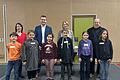 Schulleiterin Sandra Sauer, Regionalmarktleiter Marco Gehrling, 3. Bürgermeisterin Ruth Steger und Schulrat Manfred Klock (hinten von links) gratulierten den Siegerinnen und Siegern der zweiten Runde.