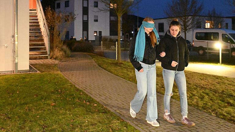 Klappt nur mit Partnerin gut: Den Weg mit verbundenen Augen zielsicher entlanglaufen. Klappt nur mit Partnerin gut: Den Weg mit verbundenen Augen zielsicher entlanglaufen.