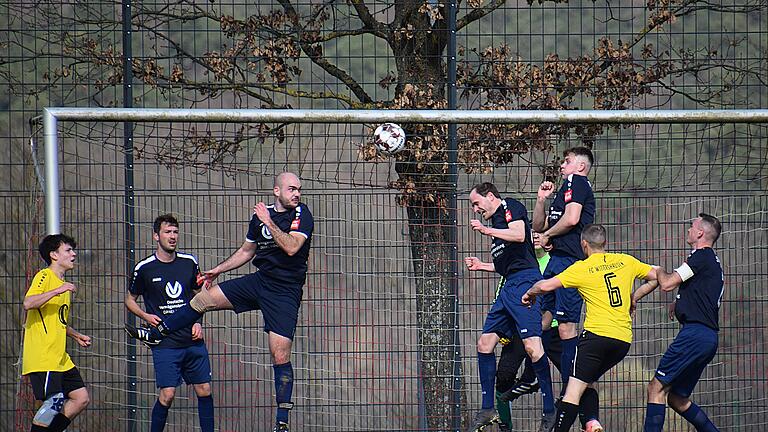 Rhöner Fußball-Nachlese - Zu einem interessanten Geflecht verschmelzen Ballfangzaun und Tornetz. Das alles als Hintergrund-Kulisse vom B-Klassen-Spiel zwischen der SG Hassenbach (dunkle Trikots) und dem FC Wittershausen. Rhöner Fußball-Nachlese - Zu einem interessanten Geflecht verschmelzen Ballfangzaun und Tornetz. Das alles als Hintergrund-Kulisse vom B-Klassen-Spiel zwischen der SG Hassenbach (dunkle Trikots) und dem FC Wittershausen.