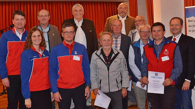 Ehrungen bei der Bergwacht Rhön-Spessart aus Anlaß der 50  Jahrfeier. Auf dem Bild von links: MdL Sandro Kirchner, Susanna Merkl von der Landesleitung der Bergwacht Bayern, Rudi Sienkovice, Regionalleiter Steffen Koberstein, Helmut Hempfling, Willi Sturm, Hans Gütling, Manfred Schlereth, Bernhard Engels, Klaus Fischmann, Bereitschaftsleiter Oliver Scheuplein und Dr. Bernd Weiß, Vorsitzender im BRK Bezirksverband Unterfranken