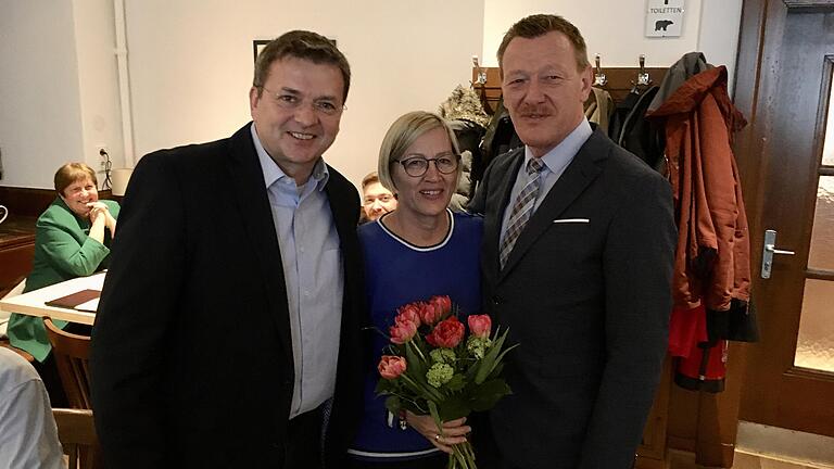 UWG-Vorsitzender Steffen Krämer (links) zählte zu den ersten, die Bürgermeister Peter Juks und seiner Frau Renate zum Ergebnis beim ersten Akt der Bürgermeisterwahl gratulierten.
