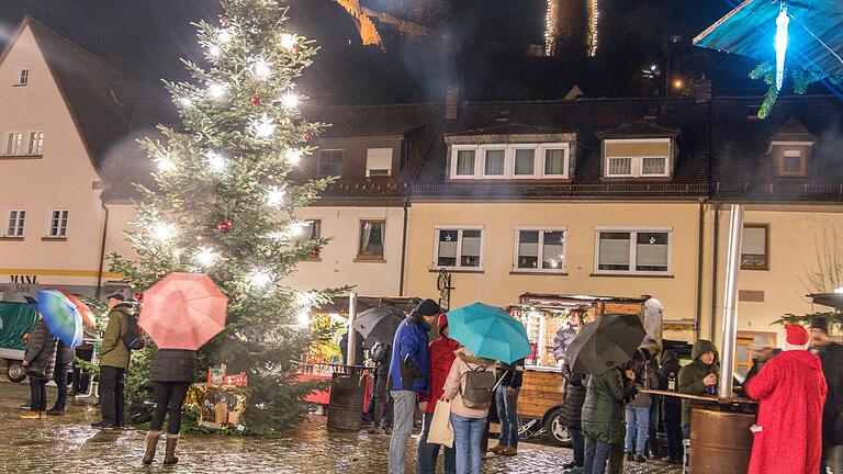 Regnerisches und windiges Wetter herrschte beim letzten Adventszauber des Jahres auf dem Gemünderner Marktplatz.