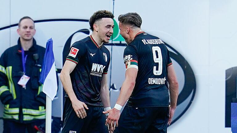 Darmstadt 98 - FC Augsburg.jpeg       -  Rubén Vargas (links) und Ermedin Demirovic bejubeln eines der sechs Tore in Darmstadt.