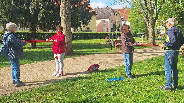 Gemeinsames Sporteln in der Haßfurter Promenade beim Bewegungs- und Präventionsangebot 'MIT und FIT – Begegnung durch Bewegung'. Gemeinsames Sporteln in der Haßfurter Promenade beim Bewegungs- und Präventionsangebot 'MIT und FIT – Begegnung durch Bewegung'.