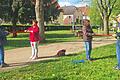 Gemeinsames Sporteln in der Haßfurter Promenade beim Bewegungs- und Präventionsangebot 'MIT und FIT – Begegnung durch Bewegung'.