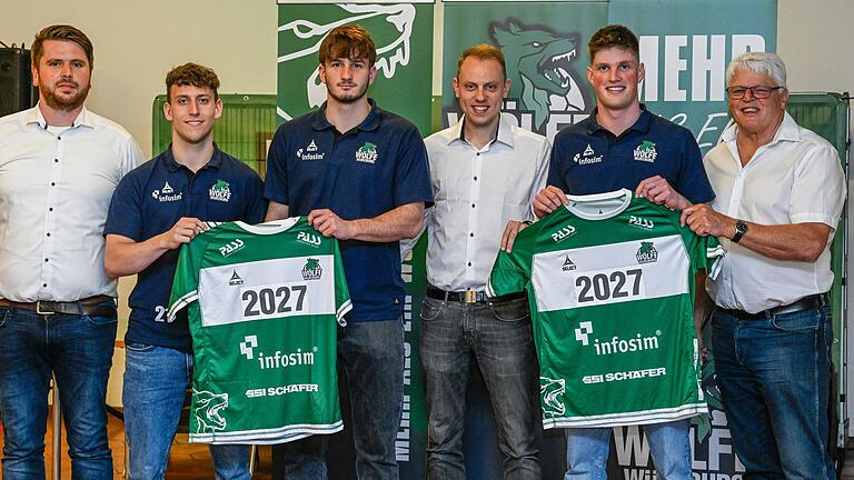 Vertragsverlängerung bei drei Handballern der Wölfe Würzburg: (von links) Johannes Sendelbach vom Wölfe-Geschäftsstellen-Team, Tim Bauder, Jonas Krenz, Trainer Johannes Heufelder, Florian Schmidt und Geschäftsführer Roland Sauer.