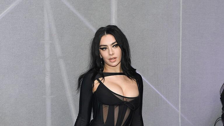 Charli XCX       -  Charli XCX bezeichnet Kamala Harris auf X als &bdquo;brat&rdquo;.