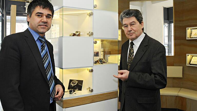 Volker Thein (rechts), wie man ihn als Uhrmacher kennt. Hier 2009 in seinem Geschäft an der Seite seines Sohnes Bernhard Thein.