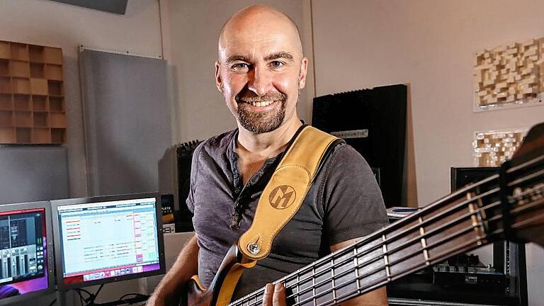 Der Würzburger Bassist Michael Ende hat es mit der Rockband Letzte Instanz auf Platz vier der Albumcharts geschafft. Der Würzburger Bassist Michael Ende hat es mit der Rockband Letzte Instanz auf Platz vier der Albumcharts geschafft.