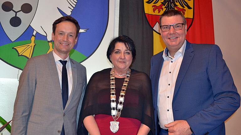 Bürgermeisterin Lisa Krein führte zum ersten Mal seit Amtsantritt durch den Neujahrsempfang in Schwanfeld. Der dritte Bürgermeister Thomas Lintl (rechts) führte mit Krein zusammen durch die Ehrung. Landrat Florian Töpper (links) trug sich als Erster in das neue Goldene Buch der Gemeinde ein. Bürgermeisterin Lisa Krein führte zum ersten Mal seit Amtsantritt durch den Neujahrsempfang in Schwanfeld. Der dritte Bürgermeister Thomas Lintl (rechts) führte mit Krein zusammen durch die Ehrung. Landrat Florian Töpper (links) trug sich als Erster in das neue Goldene Buch der Gemeinde ein.