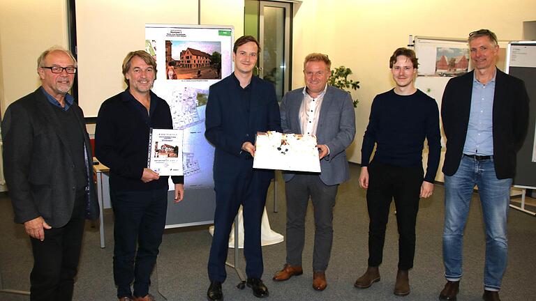 Bei der Preisverleihung des Architektenwettbewerbs (v.l.n.r.): Ulrich Manz (Vorsitzender des Preisgerichts), Professor Gunther Benkert und Marcel Schäfer (Architekturbüro Benkert Schäfer), Bürgermeister Matthias Klement, Lucas Schäfer (Architektur...       -  Bei der Preisverleihung des Architektenwettbewerbs (v.l.n.r.): Ulrich Manz (Vorsitzender des Preisgerichts), Professor Gunther Benkert und Marcel Schäfer (Architekturbüro Benkert Schäfer), Bürgermeister Matthias Klement, Lucas Schäfer (Architekturbüro Benkert Schäfer) und Thomas Wieden, der für die Marktgemeinde den Wettbewerb begleitet hatte.