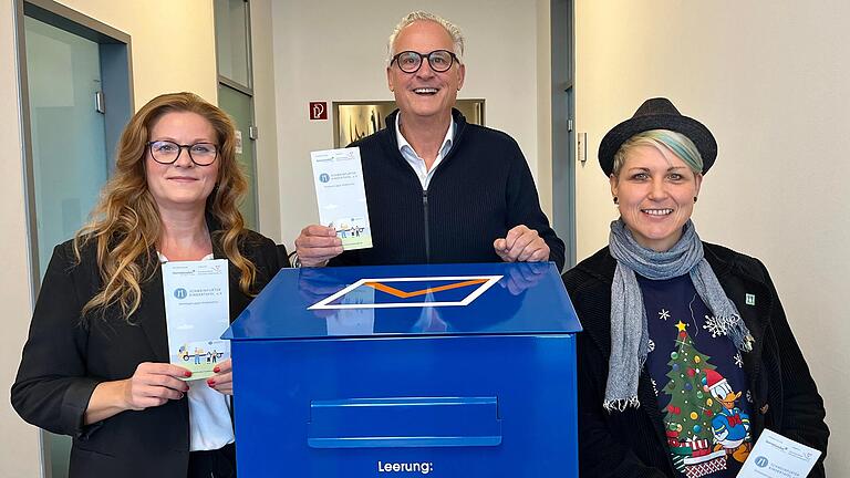 Strahlende Gesichter in der Main-PostLogistik GmbH, denn das Unternehmen unterstützt die Schweinfurter Kindertafel. Unser Foto zeigt von links Verkaufsleiterin Martina Schöderlein und die&nbsp; Botschafter der Schweinfurter Kindertafel, Peter Kruse und Steffi List.