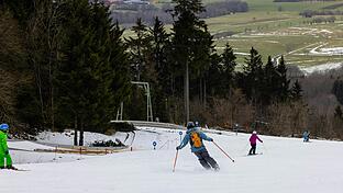 Solche Schneetage gab es in diesem Winter nicht oft. Niederschläge blieben weitgehend aus. Auf der Wasserkuppe (Foto) konnten die Lifte dank Kunstschnee 76 Tage lang laufen.