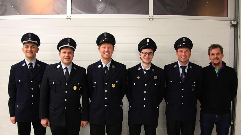 Der neu gewählte Vorstand des Feuerwehrvereins Reichenbach (von rechts): Julian Erhard, Fabian Nöth, Nico Mahr, Dominik Bieber, mit 1. Kommandanten Manuel Gessner und 2. Kommandant Christian Nöth. Foto: Matthias Nöth - Der neu gewählte Vorstand des Feuerwehrvereins Reichenbach (von rechts): Julian Erhard, Fabian Nöth, Nico Mahr, Dominik Bieber, mit 1. Kommandanten Manuel Gessner und 2. Kommandant Christian Nöth. Foto: Matthias Nöth Der neu gewählte Vorstand des Feuerwehrvereins Reichenbach (von rechts): Julian Erhard, Fabian Nöth, Nico Mahr, Dominik Bieber, mit 1. Kommandanten Manuel Gessner und 2. Kommandant Christian Nöth. Foto: Matthias Nöth - Der neu gewählte Vorstand des Feuerwehrvereins Reichenbach (von rechts): Julian Erhard, Fabian Nöth, Nico Mahr, Dominik Bieber, mit 1. Kommandanten Manuel Gessner und 2. Kommandant Christian Nöth. Foto: Matthias Nöth