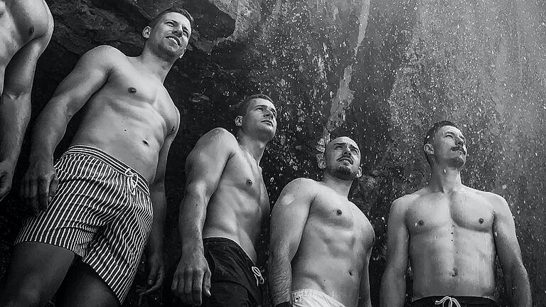 Werbung für den Bobsport: Florian Bauer, Pilot Johannes Lochner, Unterfranke Christian Rasp und Eric Franke (von links) im Sommer an einem Wasserfall am Königssee. Es fehlen Benedikt Hertel, Marc Rademacher und Christopher Weber.