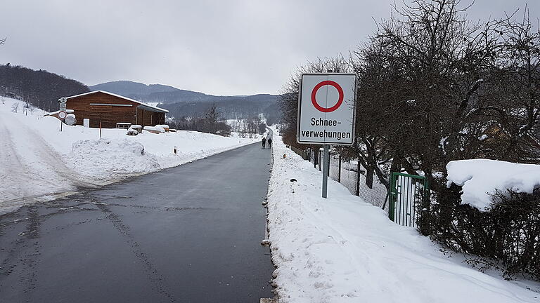 Regelmäßig übersehen wird bislang dieses Schild, das die Sperrung der Straße von Ginolfs zur Hochrhönstraße anzeigt. Auch an diesem Wochenende ist die Strecke gesperrt.