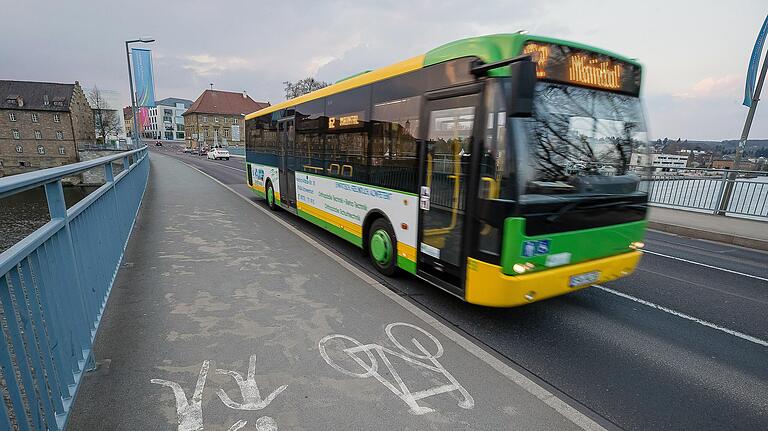 Ein Stadtbus fährt über die Maxbrücke Richtung Maintal. Das System in Schweinfurt ist so ausgerichtet, dass alle Linien über den Roßmarkt führen, es aber keine Ringlinien gibt.