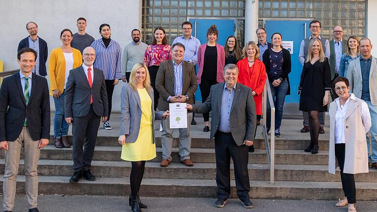 Auch die FOS/BOS durfte sich über eine Prämierung freuen mit (vorne von links) Landrat Florian Töpper, Staatsekretärin Anna Stolz, Schulleiter Harald Bauer und der Ministerialbeauftragten Heidi Hübner.