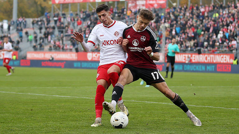 Ein enges Duell: Ivan Franjic (links) und die Würzburger Kickers kamen gegen Janik Hofmann und den 1. FC Nürnberg II nicht über ein 1:1 hinaus.